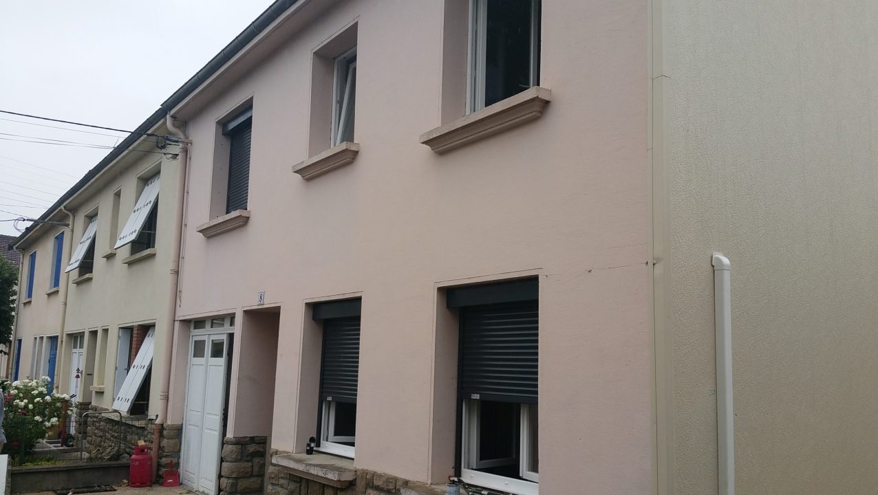 Fissures visibles sur façade avant rénovation dans l'Aude, traitement des fissures par Façades Minervoises