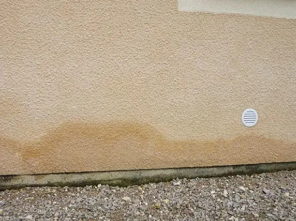 Problème d'humidité visible sur façade à Trèbes avant rénovation, gestion par Façades Minervoises